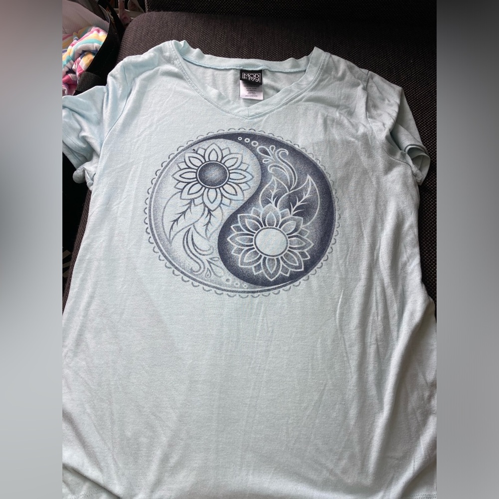 Modern Lux vintage yin and Yang blue tee shirt in great condition no stains!